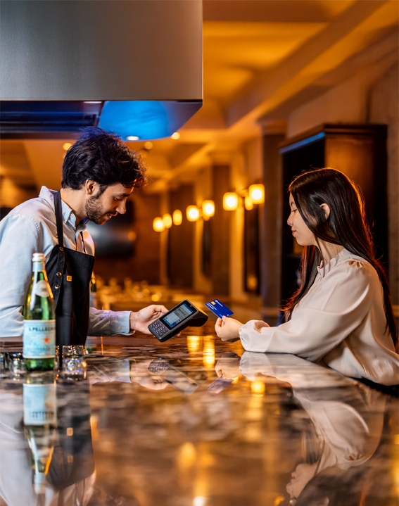 Imagen de una persona realizando un pago a través de un punto de venta